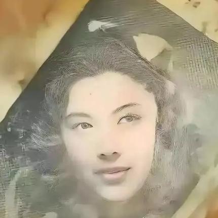 2016年，韩国送回一批志愿军烈士遗骸。在506号棺椁里，工作人员发现了一面旧铜