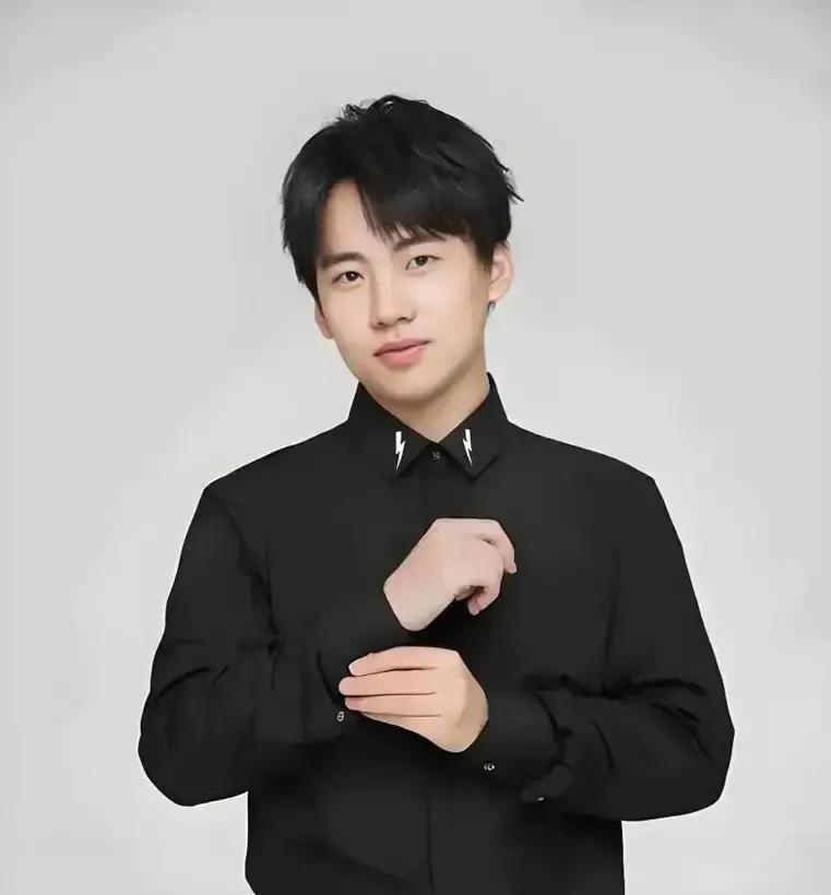 董事会名单，今晚，悄悄变了。于谦，德云社那个“抽烟喝酒烫头”的捧哏，刚刚坐了进