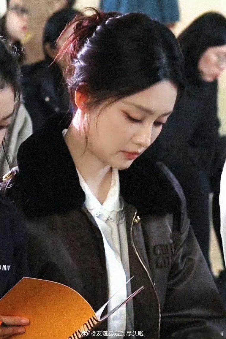 李沁这才是女明星的生图正确打开方式，自然又惊艳吧姐姐今年也是纱疯啦！