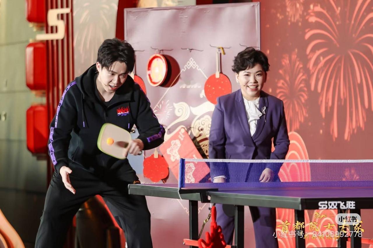 邓亚萍和王楚钦打起混双来了，玩得好开心[笑着哭][赞]，昨天是腊八节，王楚钦作为