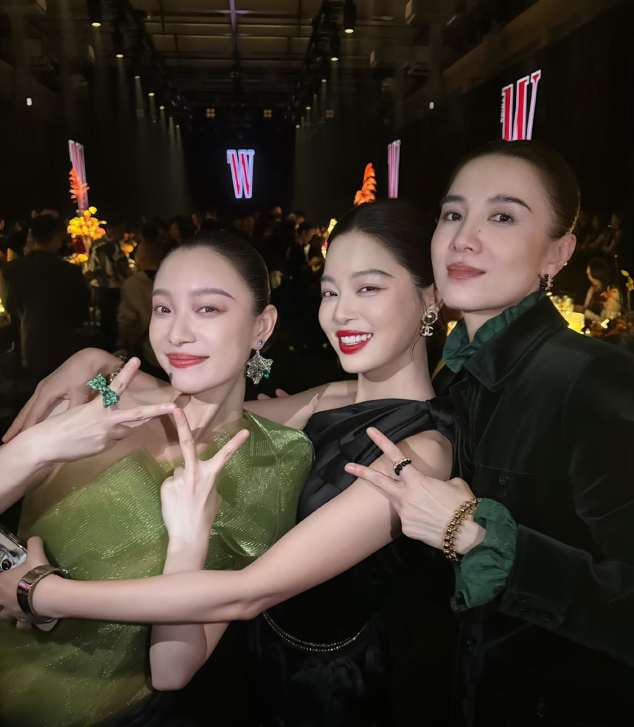 近日，宋佳、辛芷蕾和倪妮在某盛典同框的画面，三位都是又美又飒类型的美女。