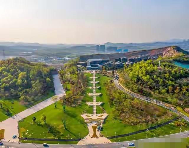 第比利斯的流浪狗大概没搞懂，怎么最近跟它们合影的，全是中国人。我在老城区的露