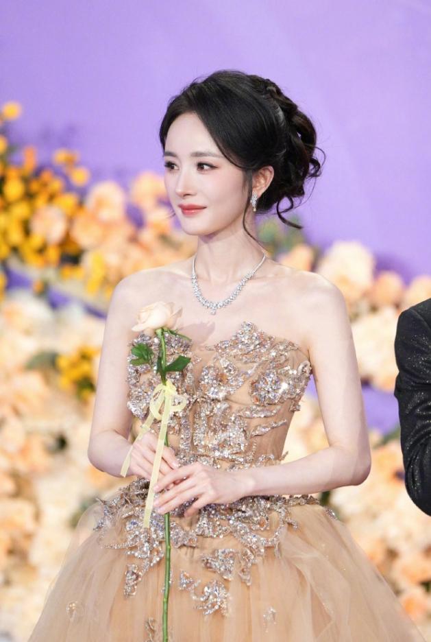 杨幂拿奖运！杨幂还真不是拿奖运不行，她是这么多年来一直追求流量和话题度，心思根