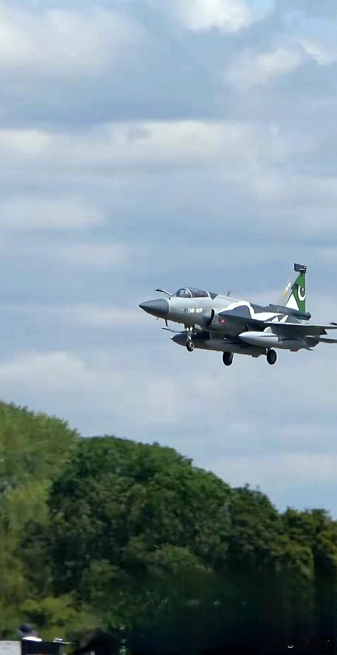 JF-17BlockⅢ（枭龙3）配备了三个大型副油箱。JF-17Block