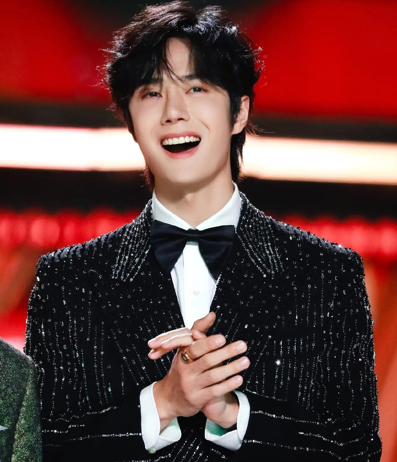 跨年夜零点，舞台空了个位置。全网追问王一博，答案在深海片场里。程耳导演的《人