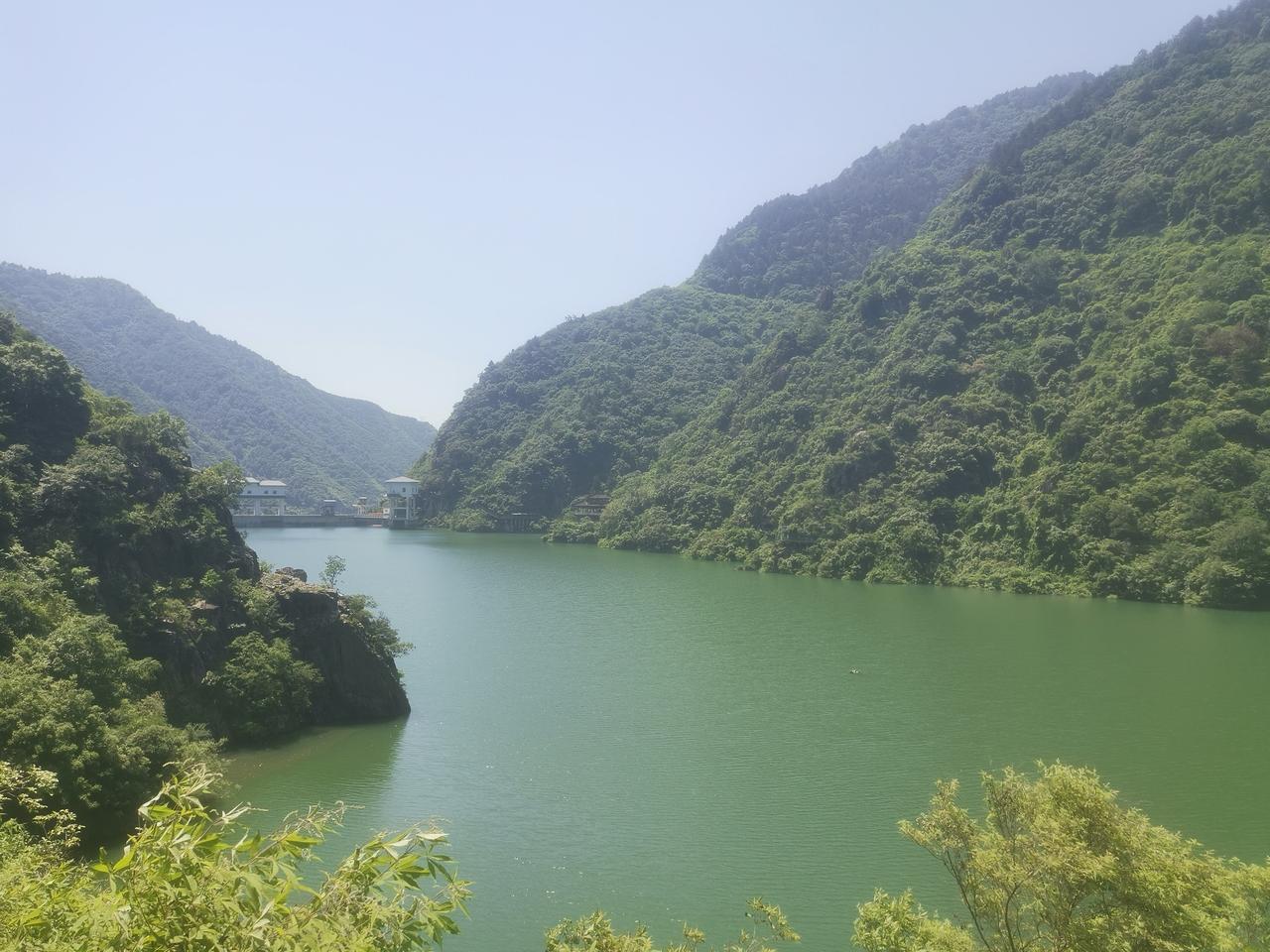 汉中褒斜古栈道，老栈道已经在修建水库时被淹没，现在的栈道是人工新建的栈道。在这里