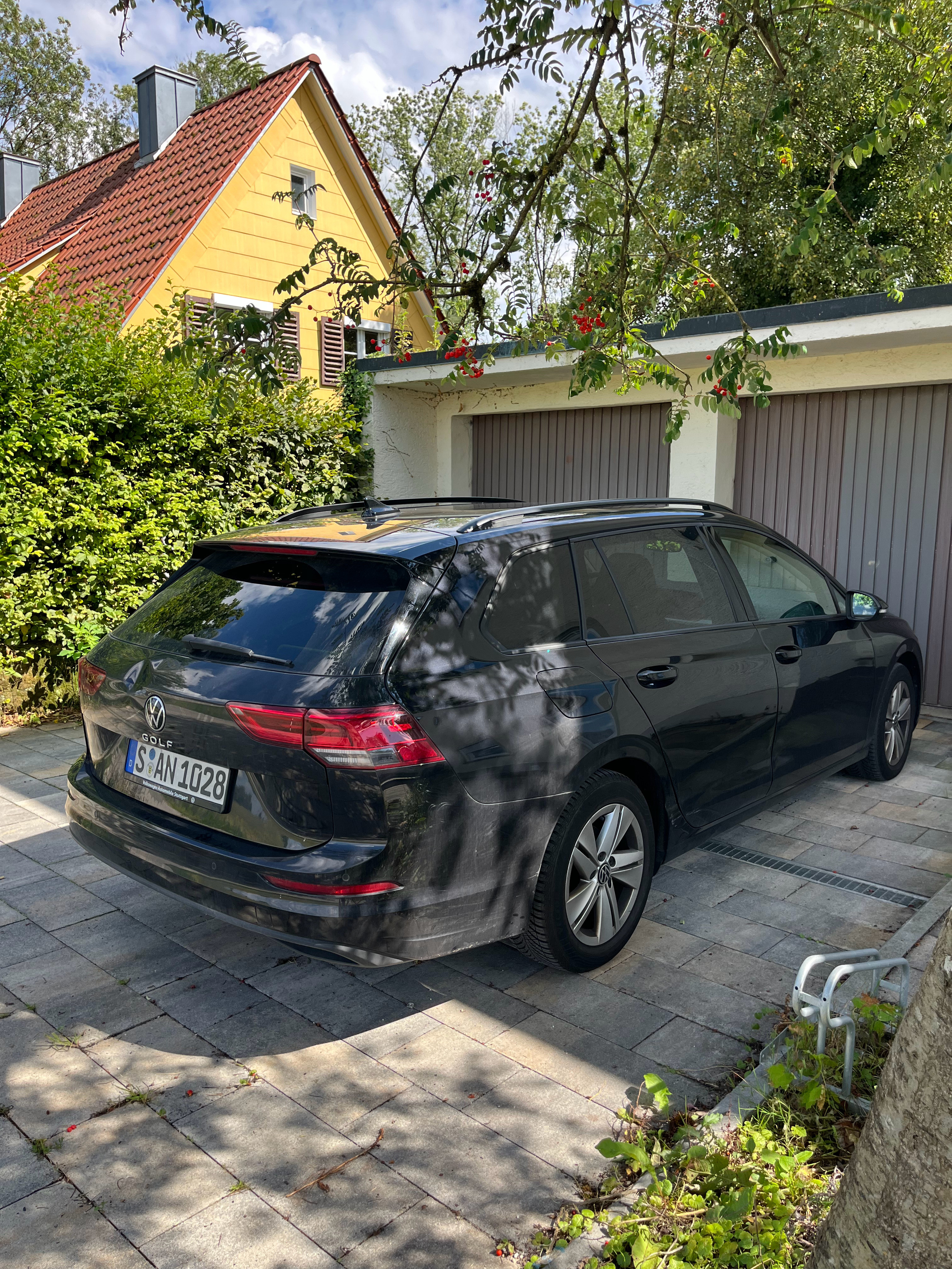 高8旅行的后备箱真是巨大，比3系大不少。旅行车​​​