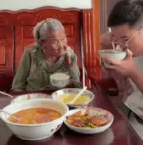 “笑喷了！”，男子家里有位101岁的奶奶，为了逗一下奶奶，他和妻子商量着吃饭的时