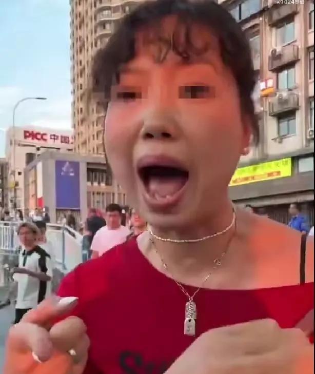 感谢这个游客，用生命换来的红衣服女照片。她把蒋勤勤和肖战的脸都丢光了。重庆洪崖洞