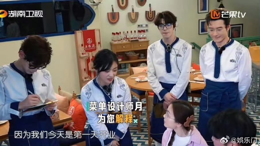 沈月演我第一天上班沈月在中餐厅第一天上班紧张到不行，简直是在演我[抱抱][抱一