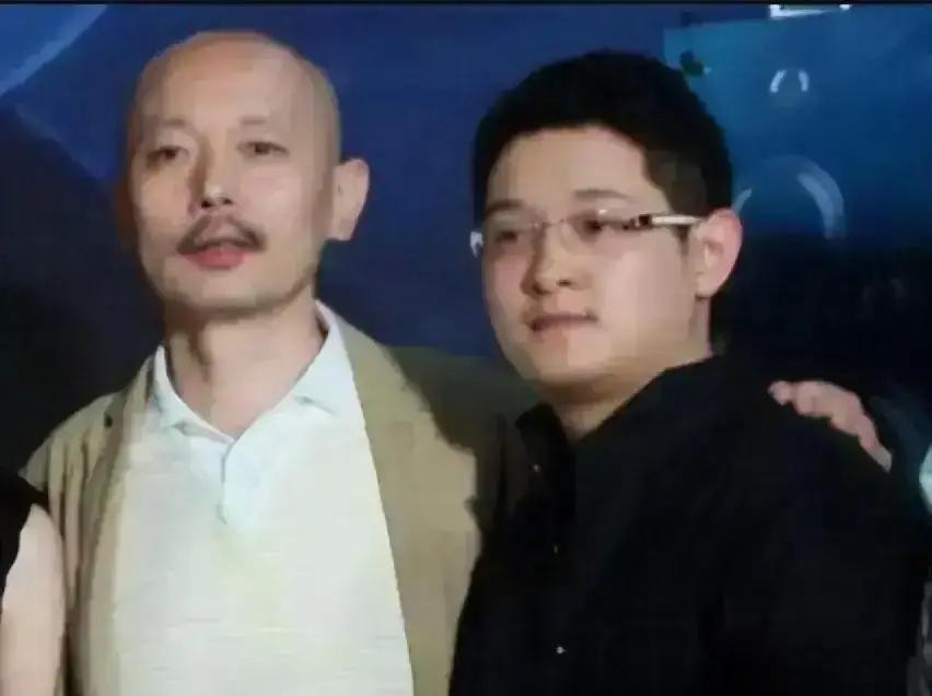 2005年老实人傅彪的追悼会刚散场，遗孀张秋芳瘫在客厅沙发上，手里捏着厚厚一沓催缴单直哆嗦。这时候门