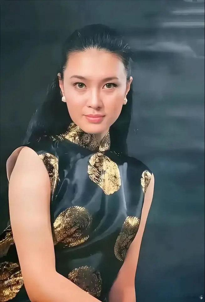 父亲是文化部局级干部，母亲是中央音乐学院教授。这么硬的家世，按理说该养出个精明人