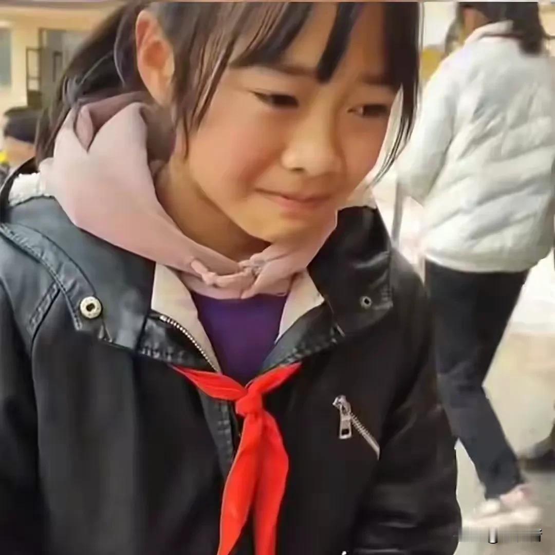 宁夏红领巾女孩“走了”！就是那个被残疾拾荒者胡雷资助的小姑娘。都盼着她早日考上大