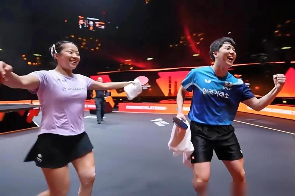 瞧林钟勋那乐呵劲儿，刚在婚礼上搂过老婆，这会儿又在赛场上搂住申裕斌。事情很清