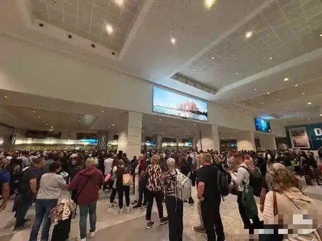 迪拜免费食宿，这招有多狠？两万旅客被困，政府直接买单！中东这边打得热闹，迪拜