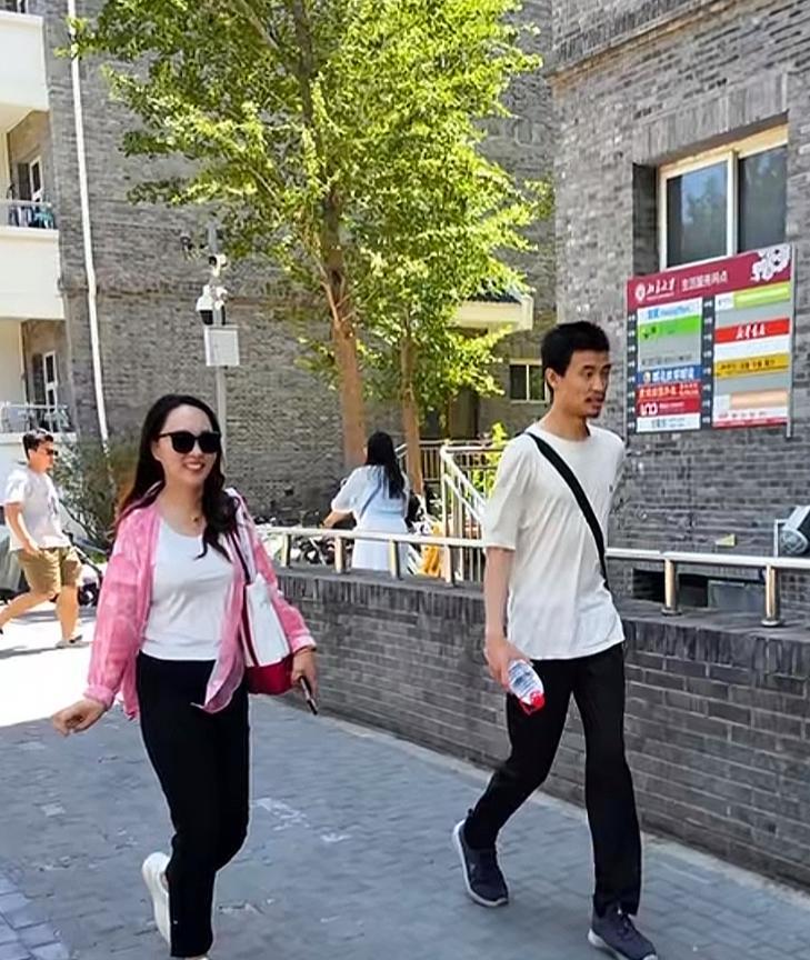 这女孩明眸皓齿，看起来阳光开朗，今天偶遇韦神打招呼，“神”居然回应了，十分亲切。