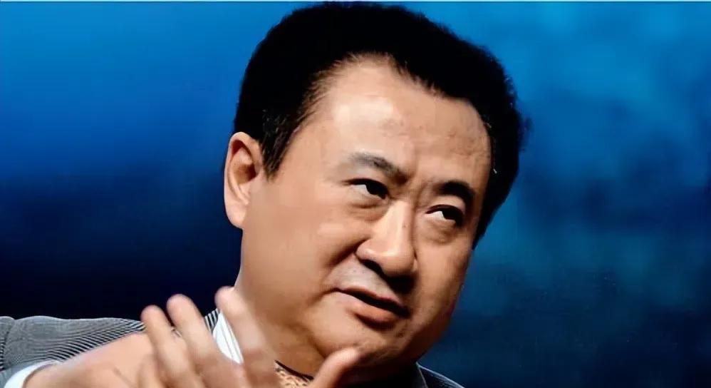 一代枭雄王健林瘦到弱不禁风，岁月不饶人啊！不过一看他的眼睛，好多人还是一下子就