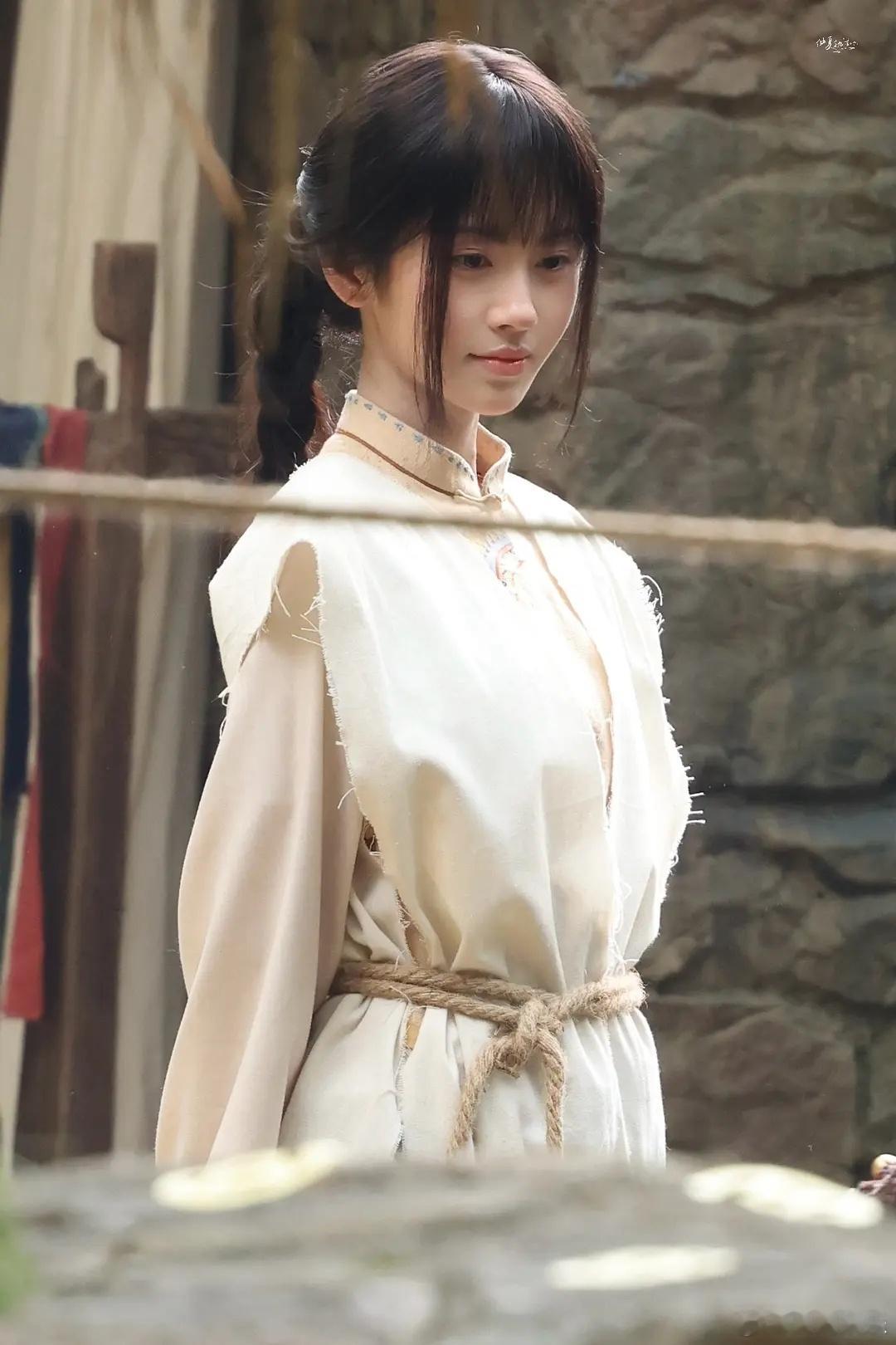 鞠婧祎这鼻梁过了几年还能平地起高楼呢，太神奇了吧
