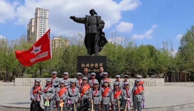1949年3月11日，河南确山，在四野大军滚滚南下的铁流中，一对兄妹站在路口，拿