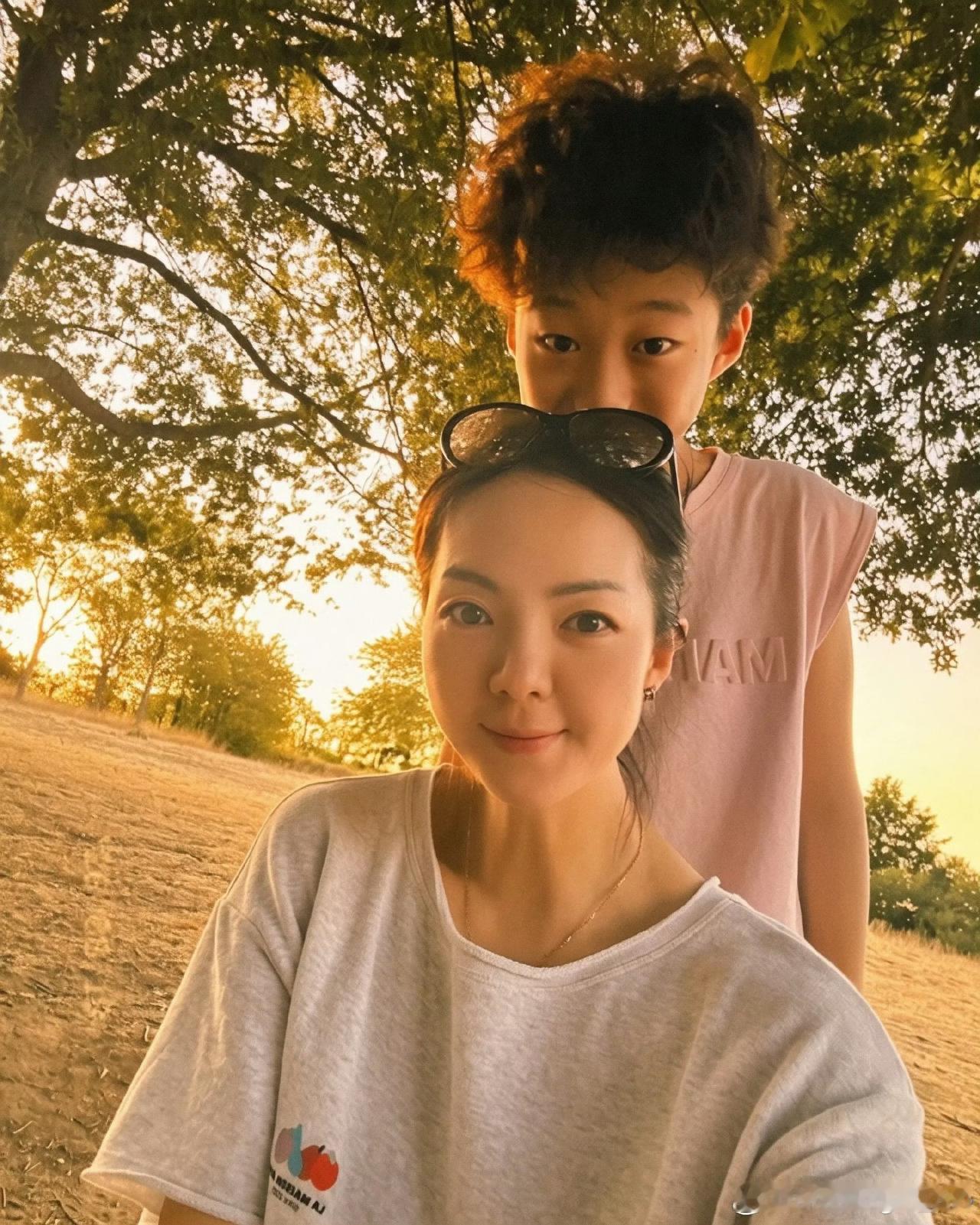 8月19日原来运动员带娃和我们一样，兵荒马乱，看看不比赛的袁佳楠也是看孩子，孩子