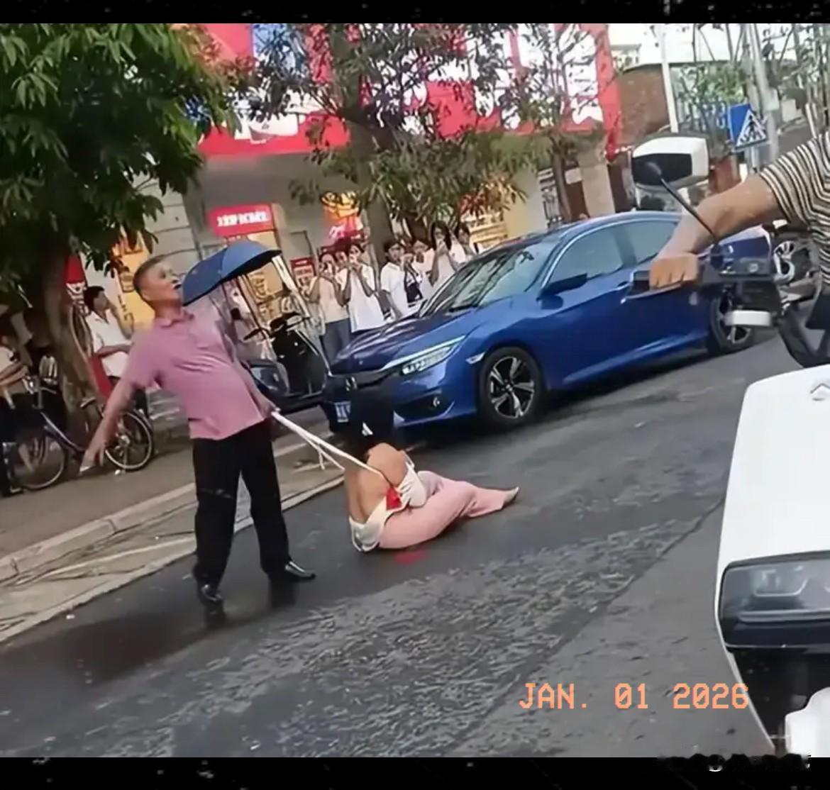 大街上牵妻游行，一场闹剧收场，一个家彻底碎了，夫妻闹到这份上，眼里的恨早就盖