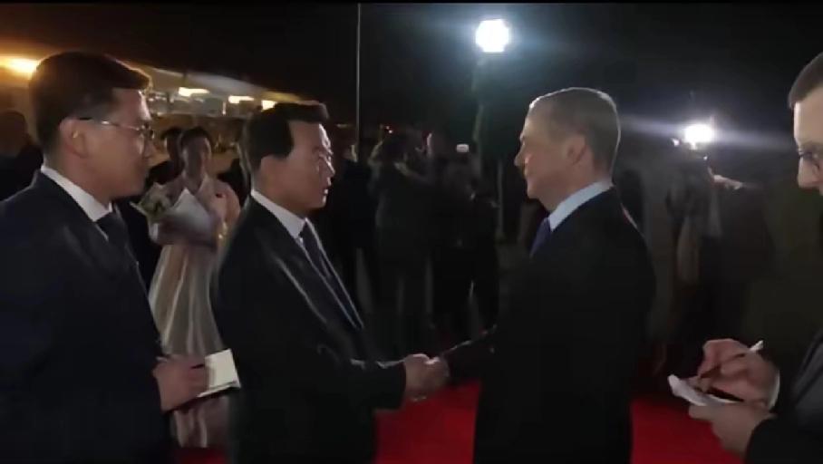 锋如刃，厉如炮，梅姐夫的口条实在是好在他抵达朝鲜那一刻，他说：时光荏苒，朋友依然
