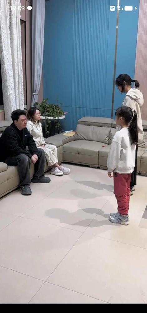 脸都不要了！重庆渝北，社区家事调解的小房间里，一对夫妻带着两个女儿来商量离婚，桌