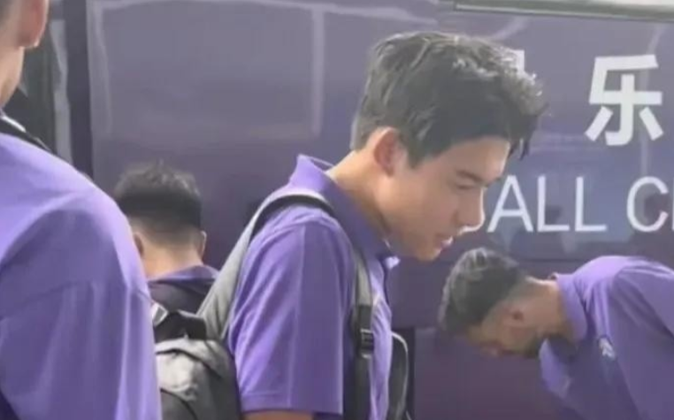 零球零助攻也能踢中超？他爸是李明，前国脚+国安总经理，这四个字比进球更管用。