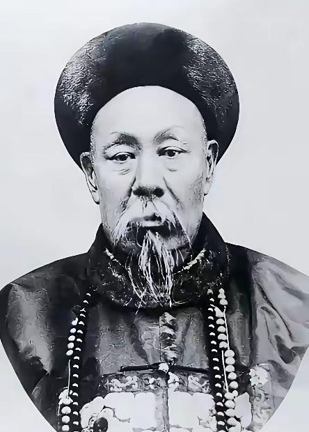 左宗棠气得跳脚，非要把降将董福祥砍了，刀斧手手起刀落，“咔嚓”一声响，大伙儿都以