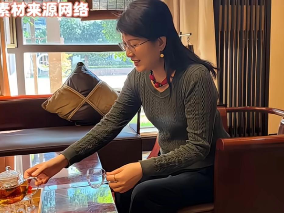 半生风雨，奈何世事难料我有位女性朋友，半生都在为女儿奔波。丈夫早逝后，她独自拉