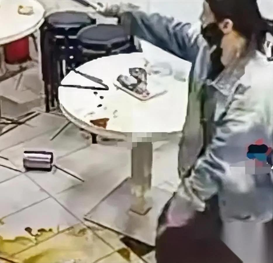 手机没电而已至于拿菜刀砍警察？昨天牛杂店这出闹剧，我看完直皱眉头。女