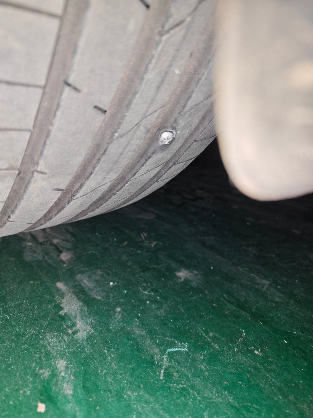 右前胎被居了，好在漏气比较慢