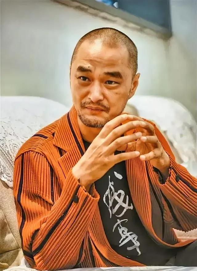 ​冯唐说：“不论有钱没钱，最好的活法，物质低配、关系低耗、情绪低温，希望你
