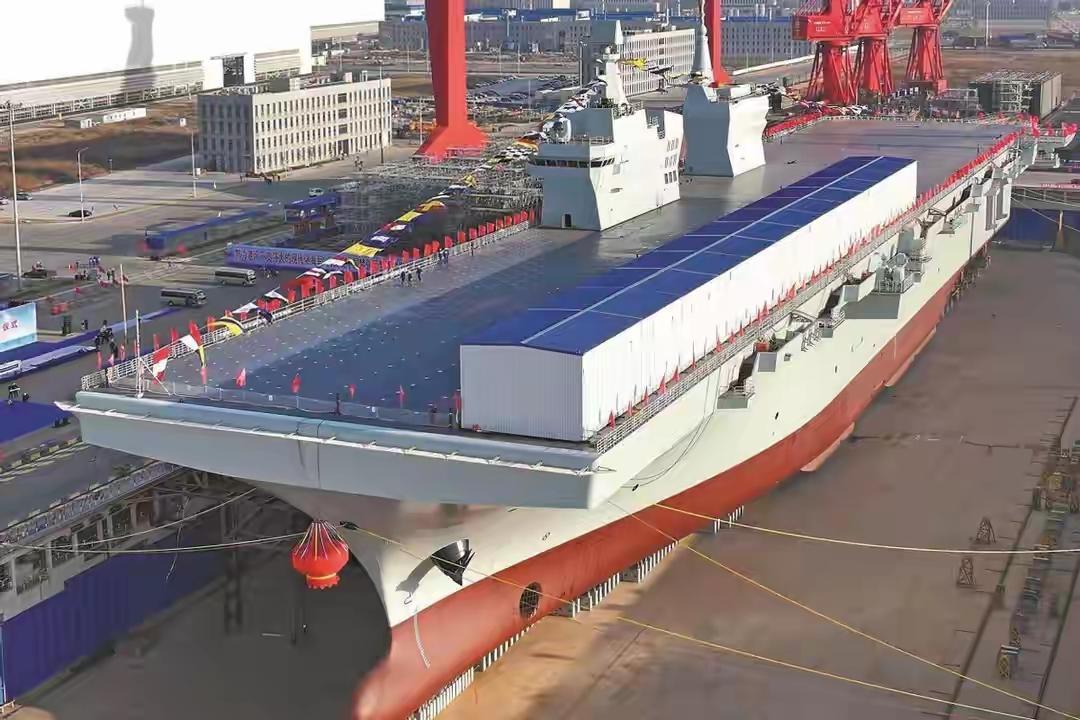 美媒紧盯中国076两栖攻击舰，比起加装电磁弹射，更恐怖的是它的生产速度，一年就可