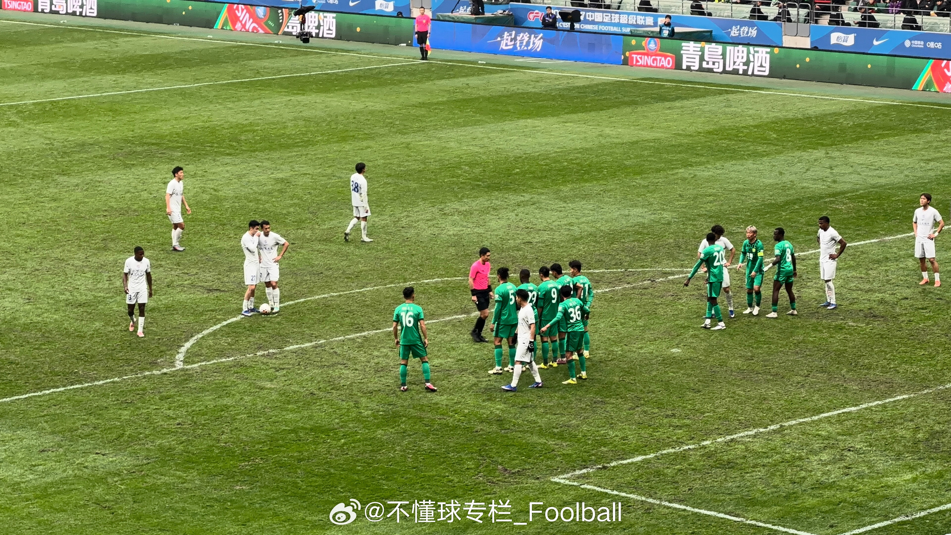 陈晋一这个任意球的好，或者说迷惑对手的地方，并不在于谁罚。现场看很明显，高天意完