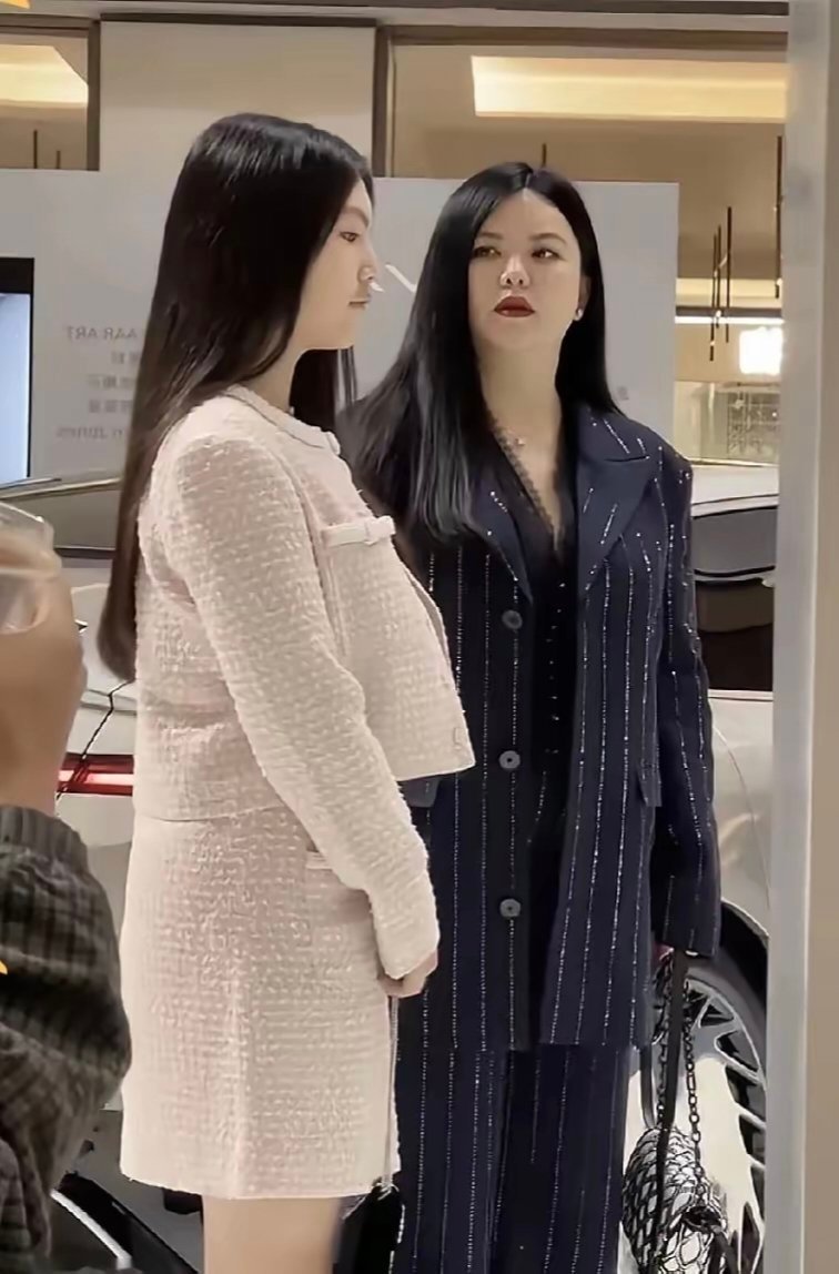 李湘为什么把一个十几岁的少女养成这样，看着体格跟她没差，其他优秀，不止一次的和别人说，要让自己闺女接