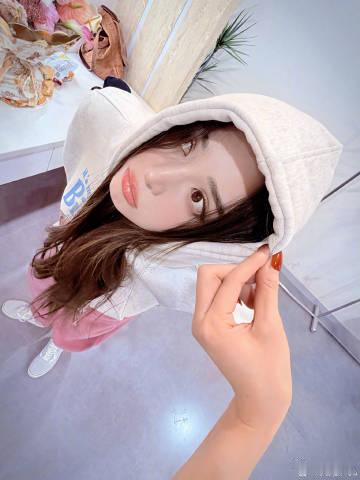 娜扎好像小手办娜扎真是一位百变的小手办，无论是甜美还是俏皮，都能完美呈现。这样的