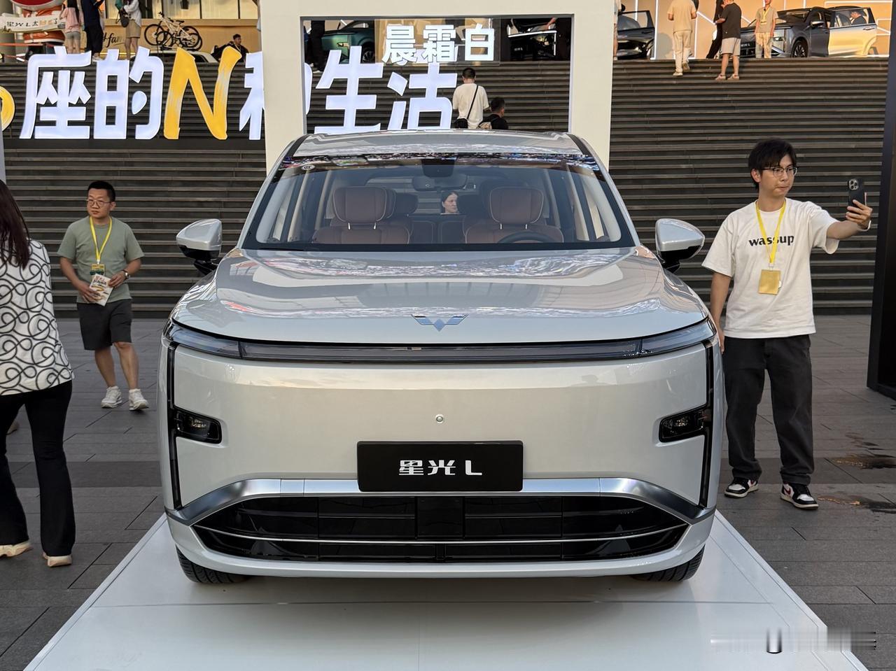 五菱星光L今天上市，起步价只要10.98万、而且有260km续航。一个6座S