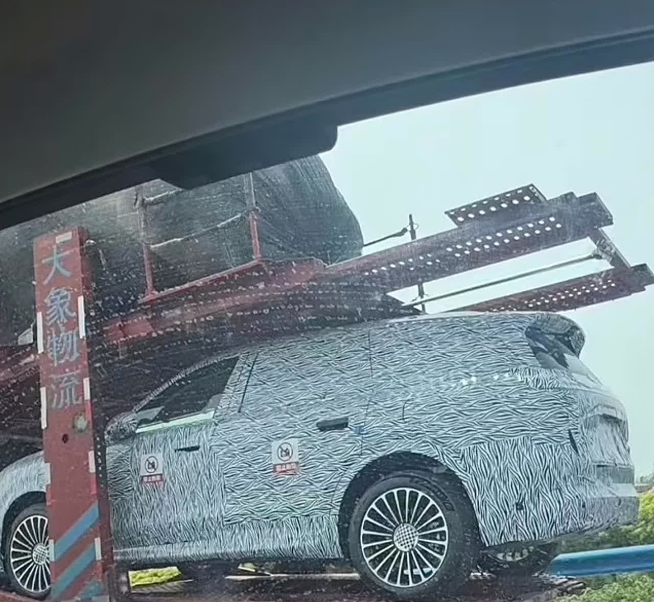 问界M7终于改款了外观应该是延续M8M9的家族式外观，问界M7一旦外观重新设