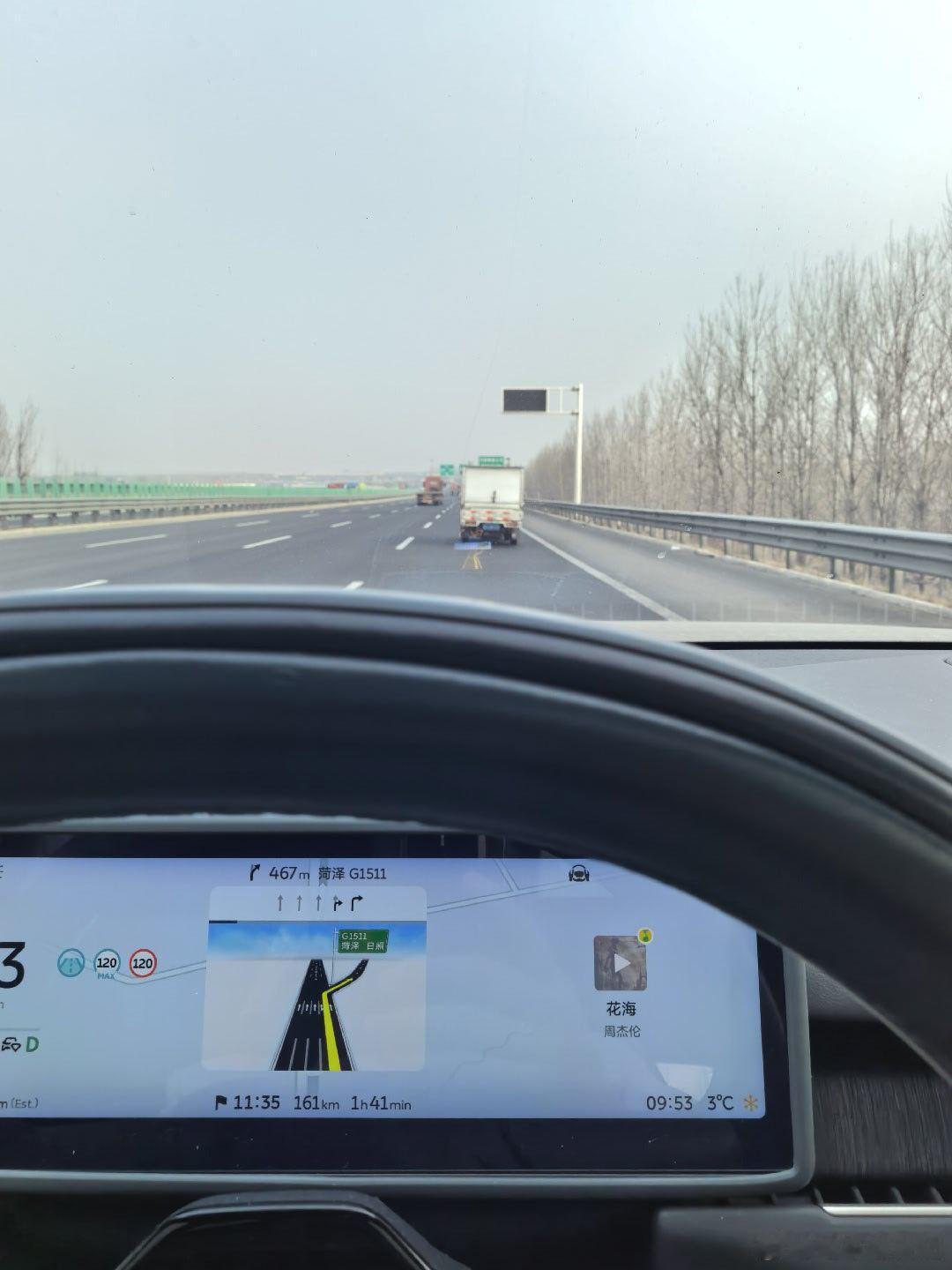 辅助驾驶进步非常明显。刚才本想给他吹个牛逼的。结果有一个压线过来的大货车。他加了