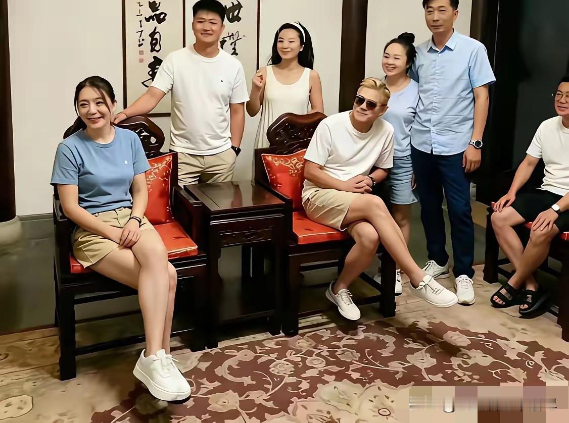 郭富城跟方媛回安徽芜湖丈母娘家，都放不下明星架子，不仅坐在客厅的C位而且还翘着二