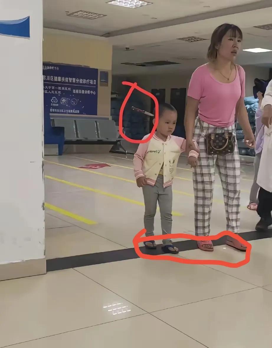 如果是我把孩子带成这样，他爹早扛着刀狂奔在来的路上。看到孩子头上的刀时，我都崩