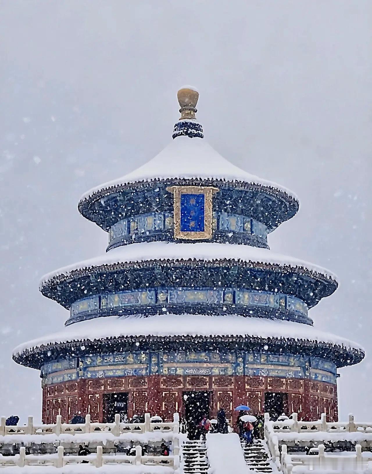 雪落天坛！这美到窒息的中式浪漫这一刻下雪的天坛，美哭了白雪压着祈年殿的飞檐，红墙