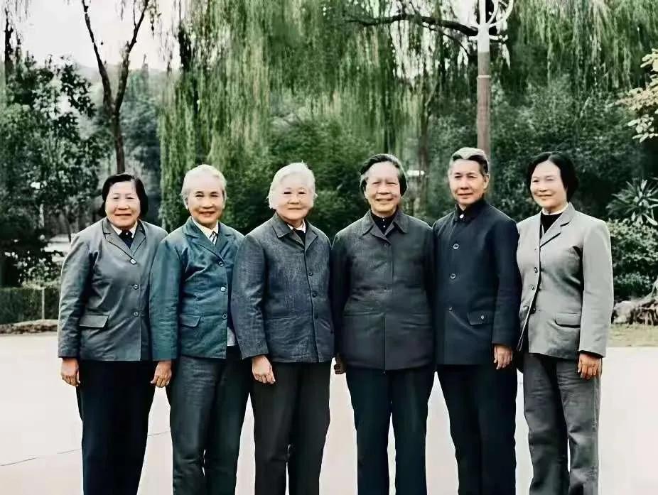 一定不要小瞧这几位衣着朴素的阿姨，她们都是经历过2万5千里长征的老红军，个个都很