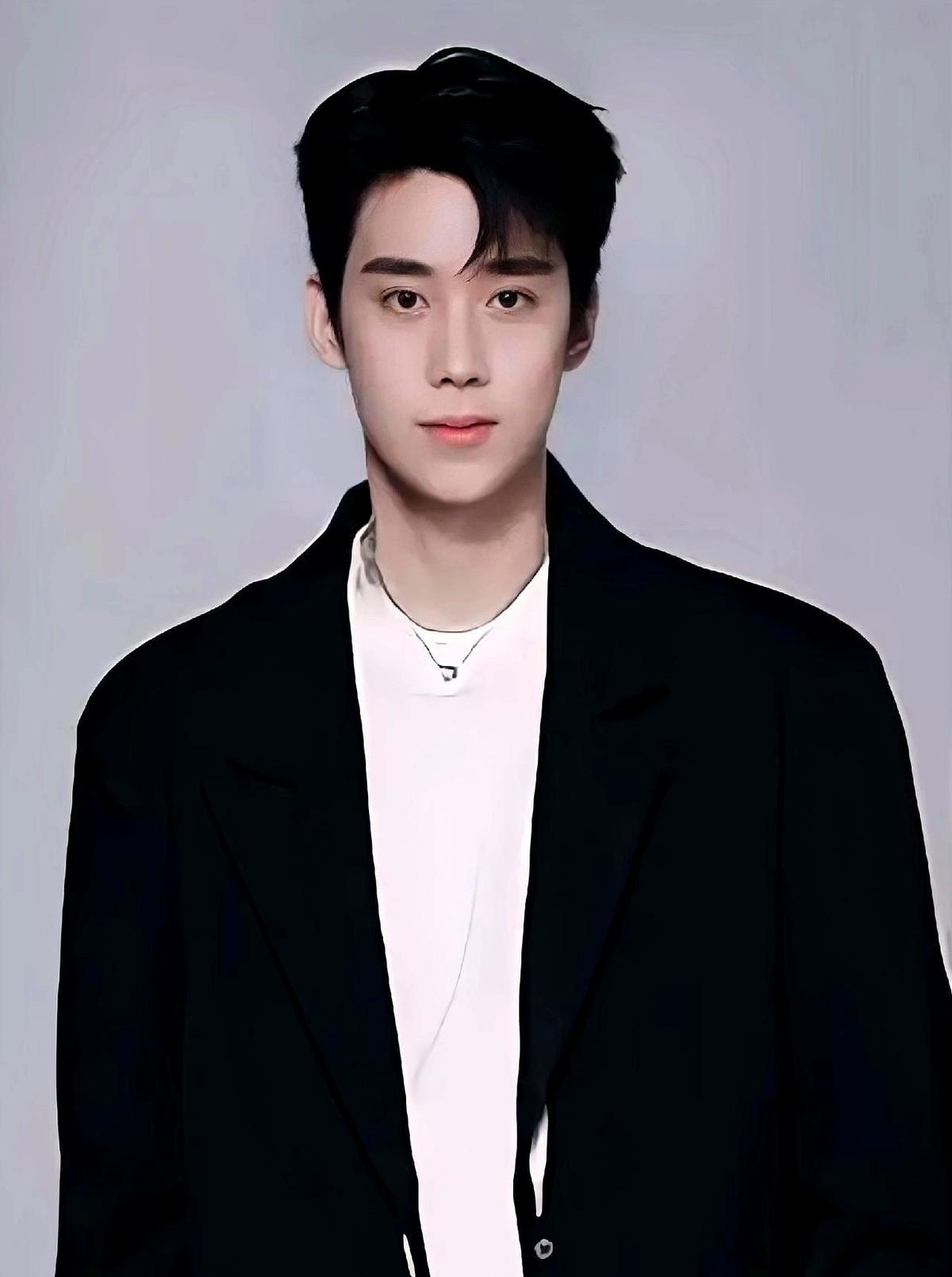 许亚军前妻头七，他发新剧杀青合影？儿子许何的转发，就是最响亮的一记耳光。一边