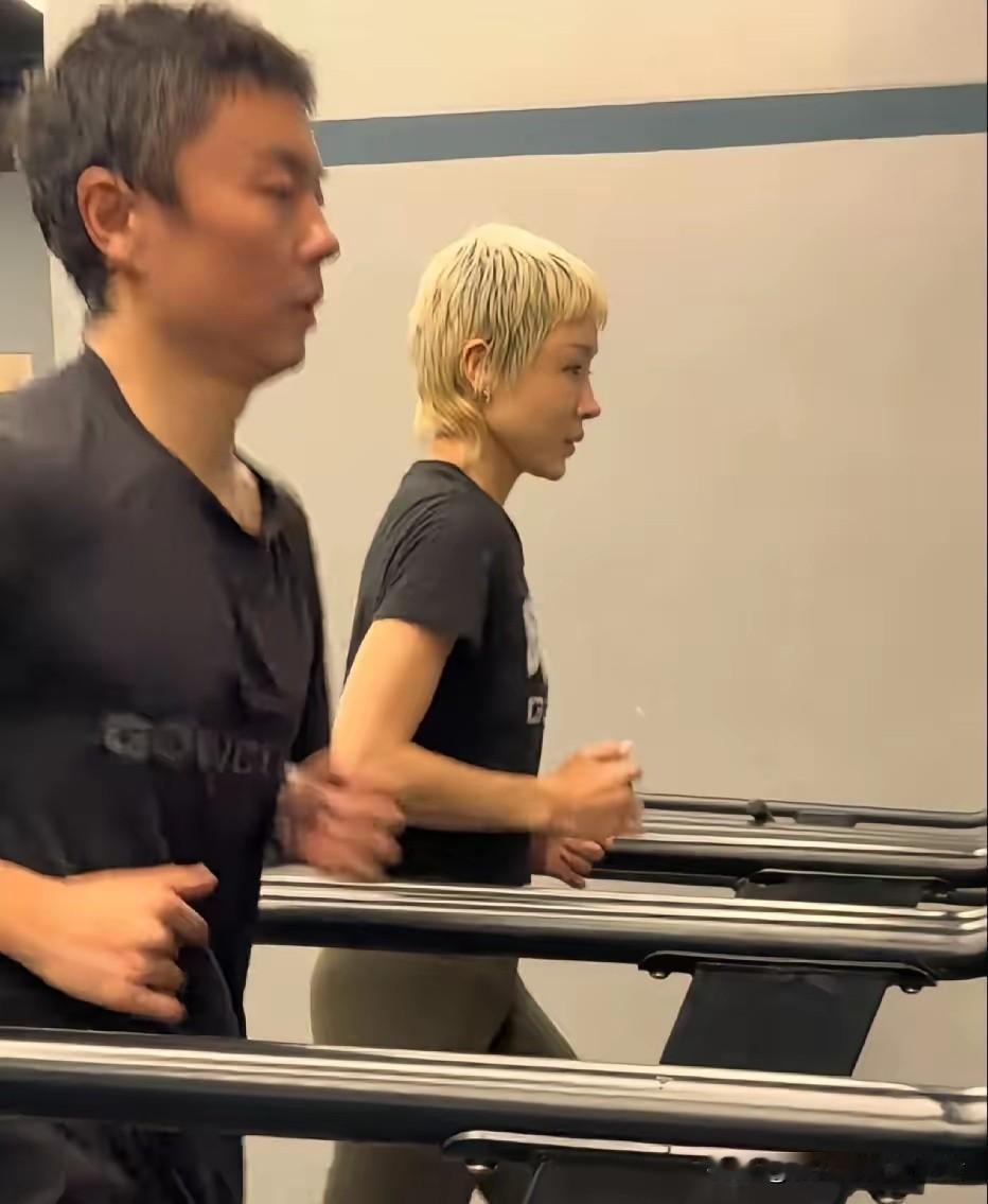 谢苗夫妇，一起运动健身，时尚靓丽，感情超好。武打明星谢苗，妻子演员何彦霓，两