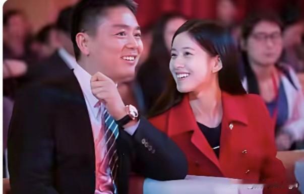 章泽天最初对刘强东的崇拜源自他作为商业领袖的魄力与事业成就。婚后章泽天看刘强东的