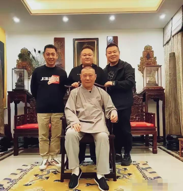 相声界的一哥，穿的衣服和鞋子有点看破红尘的感觉！越是像郭德纲这种儿徒满堂的大师父