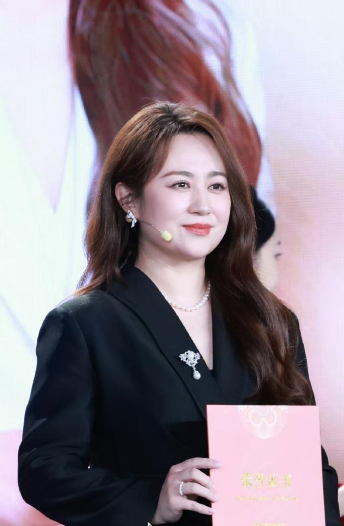 近日马丽在宁波出席活动，她这次搭配了一身黑色的衣服，看上去很有端庄秀丽之美。