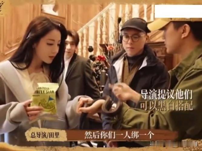 迪丽热巴片场摸蛇，反差萌惊艳全网近日，迪丽热巴在《枭起青壤》片场的一段花絮引